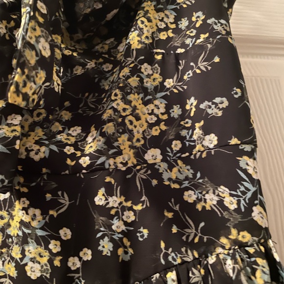 Lulu’s -Main Squeeze black floral/tie front/mini dress Size Small - Picture 3 of 6